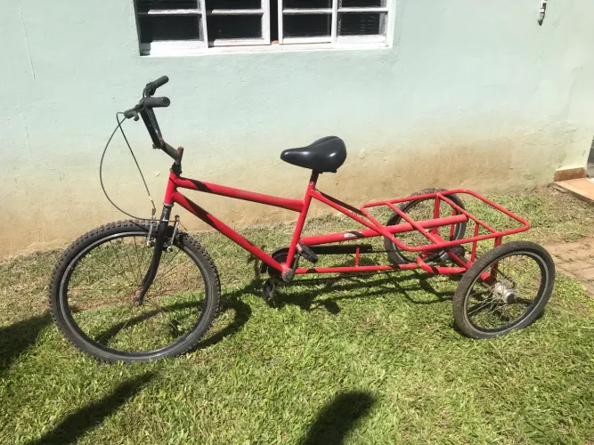 Triciclo com baú térmico tipo sorveteiro 
