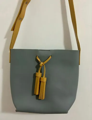 Bolsa de ombro cinza alça rosa