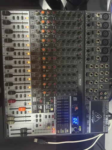 Mesa de Som Behringer Xenyx X1832USB - Bom Estado