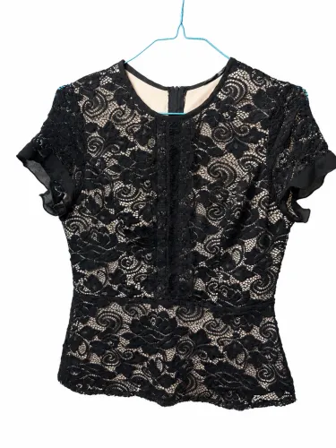 Blusa de renda com forro nude