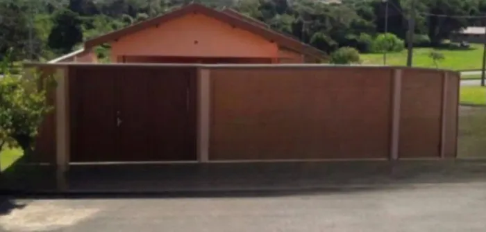 Casa Térrea de Esquina, Frente para o Lago, em Condomínio, à 1,5 km de Águas de São Pedro