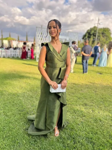 Desperte olhares com esse vestido incrível na cor verde oliva,