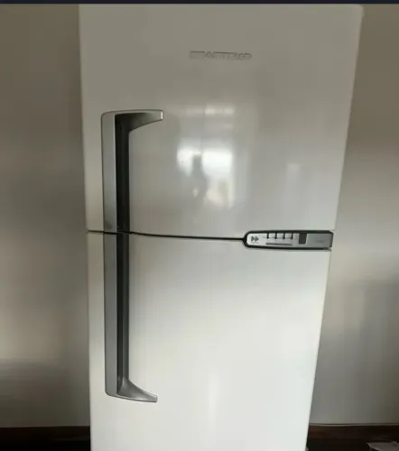 Vendo geladeira semi-nova