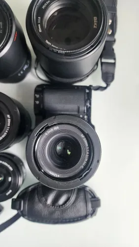 Kit Profissional Sony ZV-E10 - 5 Lentes Prime AF + Cage SmallRig + Acessórios