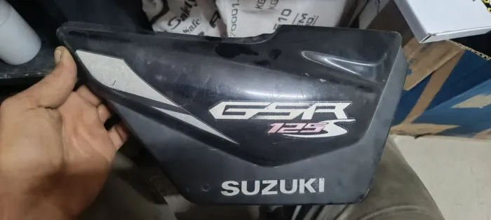 Carenagem direita Suzuki yes