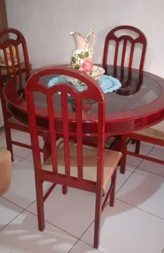 Mesa redonda em madeira com 4 cadeiras 