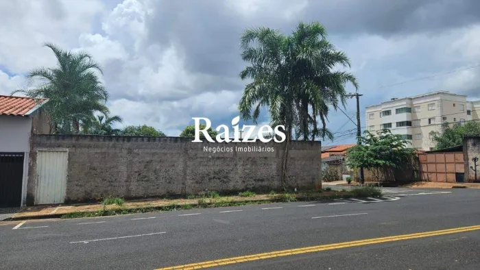 Terreno 360 m² à venda no Segismundo Pereira em Uberlândia