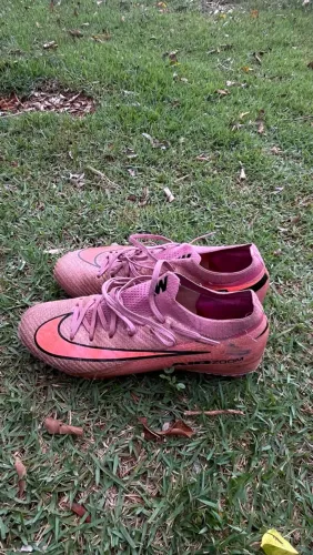 Chuteira Nike trava mista