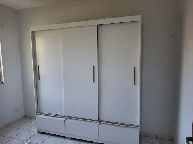 Guarda-roupa de casal com 3 portas de correr e 3 gavetas