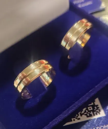 Alianças Ouro 18 Kilates Peso 7.10 Gramas 6 mm Detalhes  de Risco no Meio