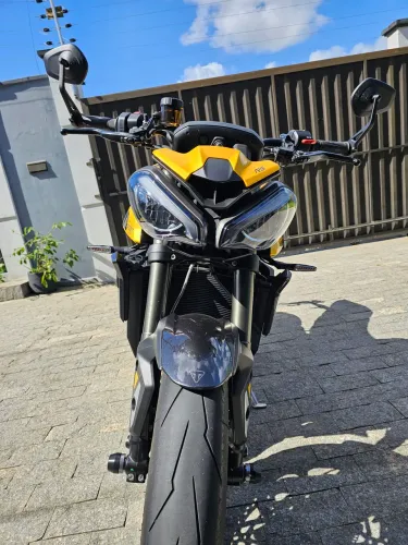 Street Triple 765RS 2024 em estado de nova