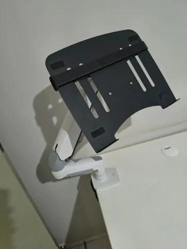 Suporte para notebook com braço articulado