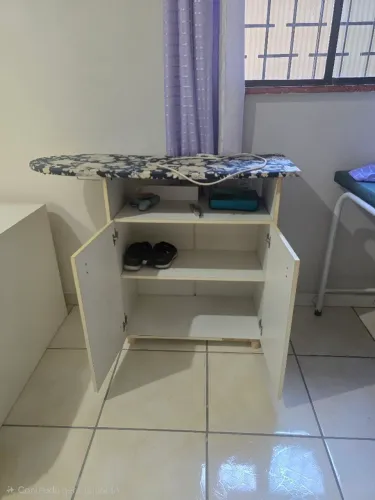 Mesa de passar roupa com porta