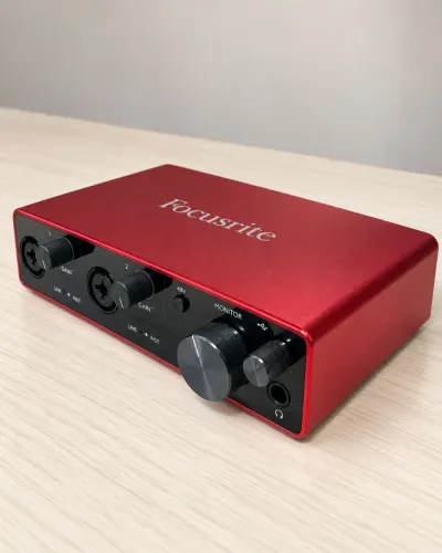 Focusrite Scarlett 4i4 3ª Geração - Interface de Áudio USB