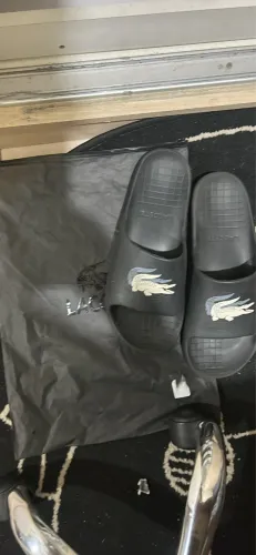 Chinelo Lacoste