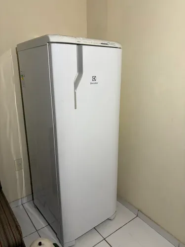 Geladeira Eletrolux 240L frostfree