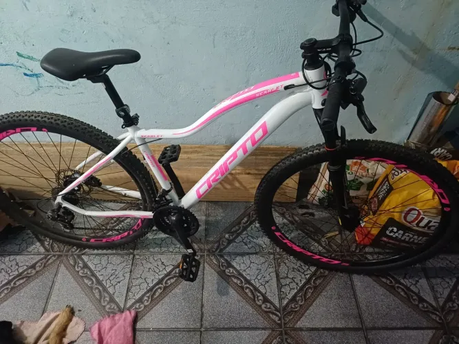 Bicicleta nova 1 mês de uso.