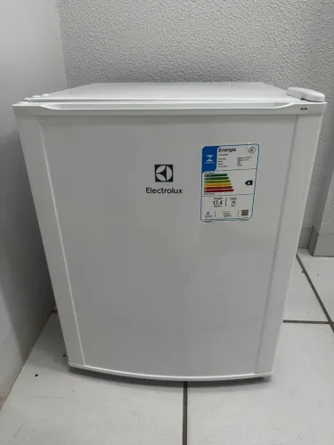 Frigobar Eletrolux modelo Re80 79 litros