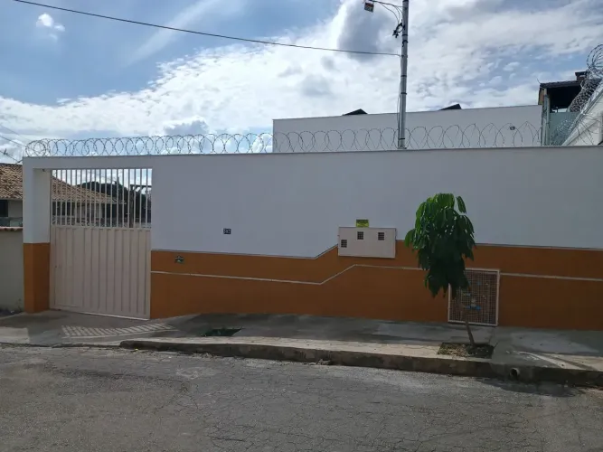 2 casas novas com quintal e garagem, prox á Av Cristiano Machado