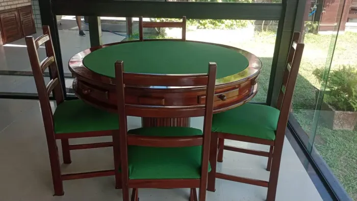 Mesa linda para carteado com 4 cadeiras em madeira