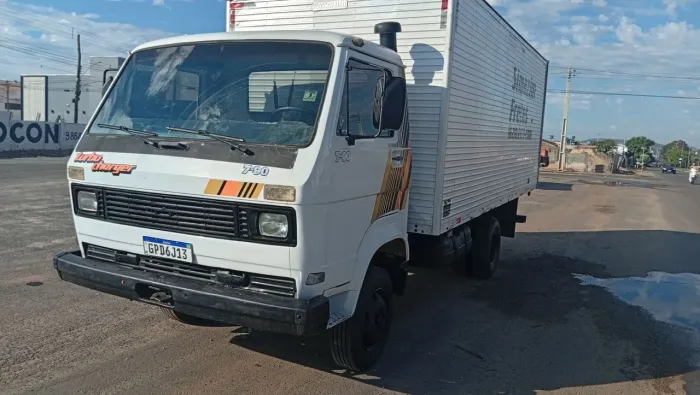Vende se caminhão baú top pneus novos caminhão revisado pronto pra trabalhar