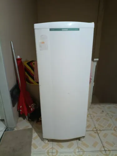 Vendo geladeira conservada, com avaria