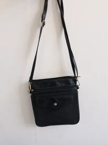 Bolsa preta feminina de couro sintetico - usada em bom estado