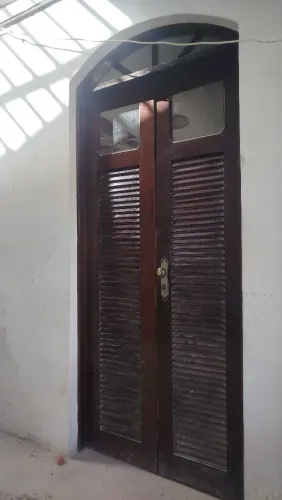Porta de Madeira Maciça com Arco "Veneziana - Estilo Colonial".