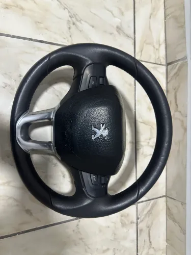 Volante do Peugeot 208 com a bolsa do air bag