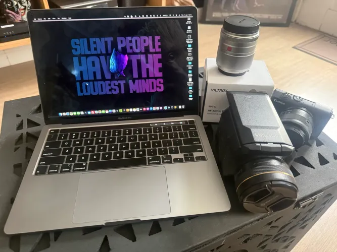 Kit Creator: Macbook Pro i5, 16gb,1tb+Venusliv v2+Canon M200 & Viltrox 33 1.4.