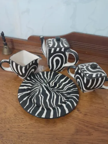 Jogo bule, açucareiro,cremeira pintado a mão