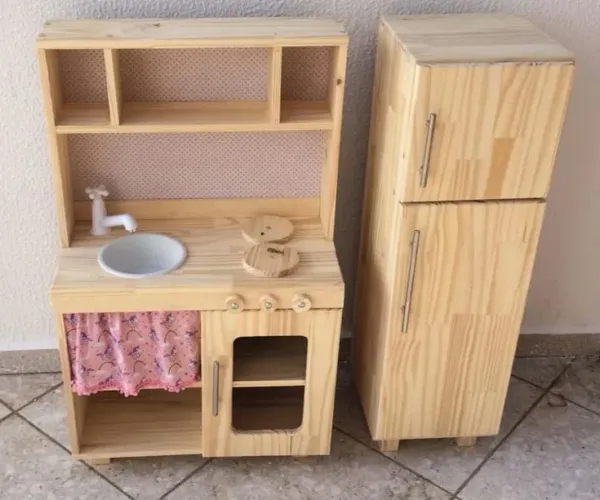 Cozinha infantil em madeira maciça fazemos também sob medida