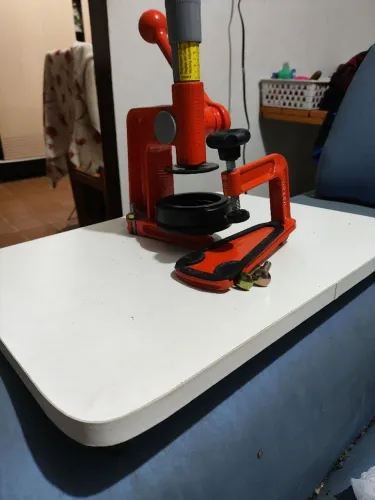 Maquina de botton com Matriz de Chaveiro Espelho de 55mm, com base de madeira