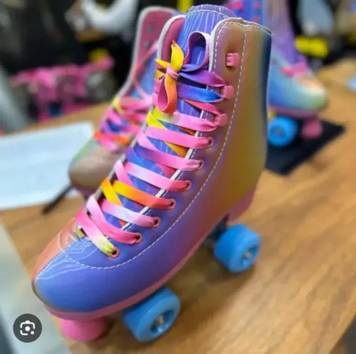 Vendo dois patins 1no valor de 100reais e o outro no valor de 150