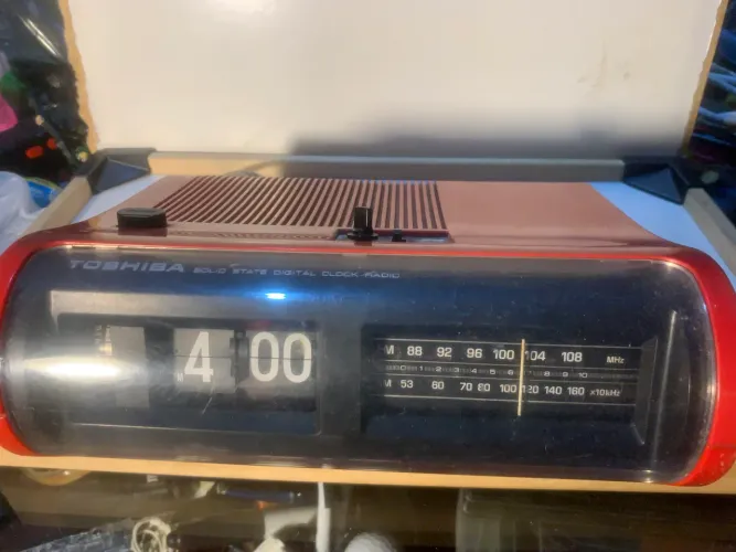 rádio relógio Toshiba RC-803F vintage dos anos 70.