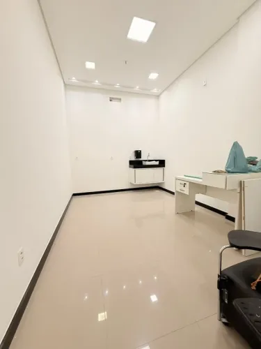 VENDO SALA COMERCIAL NO CENTRO MACAÉ TEL= * FALAR DIREITO COM A PROPRIETÁRIA 