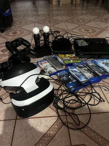 PS4 Slim com Óculos VR 4 controles e 10 jogos