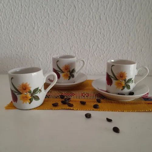 *LOUÇA VINTAGE* PORCELANA REAL 3 xícaras café e 2 pires antigos