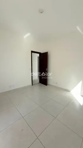 Apartamento para locação com 2 quartos, 1 suíte e uma vaga demarcada no bairro Liberdade,