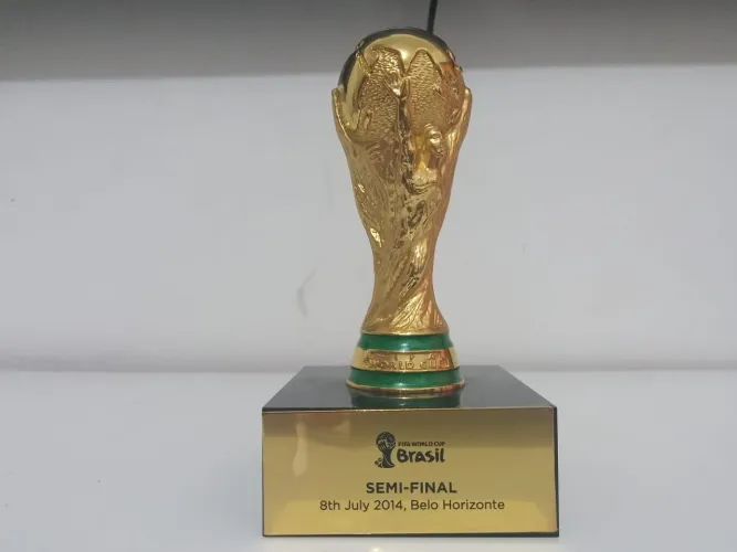 Mini troféu da copa do mundo troco por algo do meu interesse.