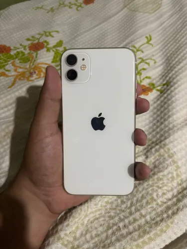 iPhone 11 - 900 reais