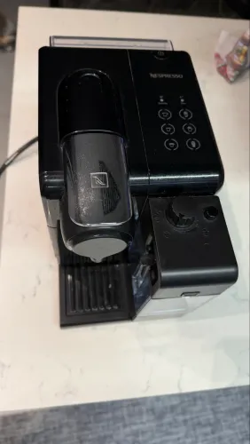Cafeteira Nespresso, com suporte para leite.