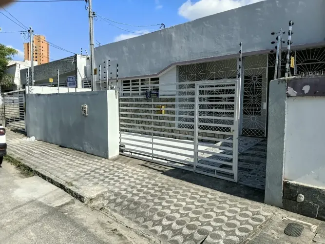 Casa para venda com 203 metros quadrados com 3 quartos no Centro - Campina Grande - PB