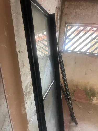 Portas de vidro com esquadria preta . Para vão de 1.60 de L por 2.10 de A