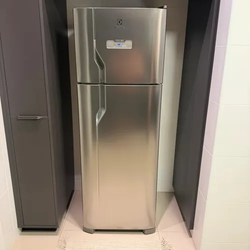 Geladeira inox Eletrolux Frost Free, 371lts 110V.