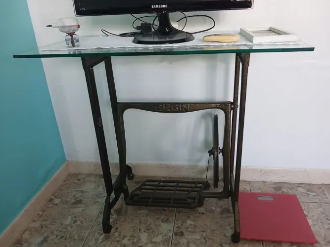 Aparador de máquina de custura antiga