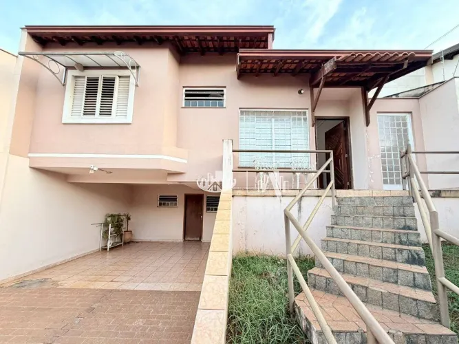 Sobrado com 3 Quartos à venda, 155 m² por R$ 640.000 - Universitário - Londrina/PR