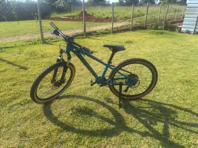 Bicicleta Infantil Aro 24 Sense Grom Evo Shimano 9V MTB Cor Azul.