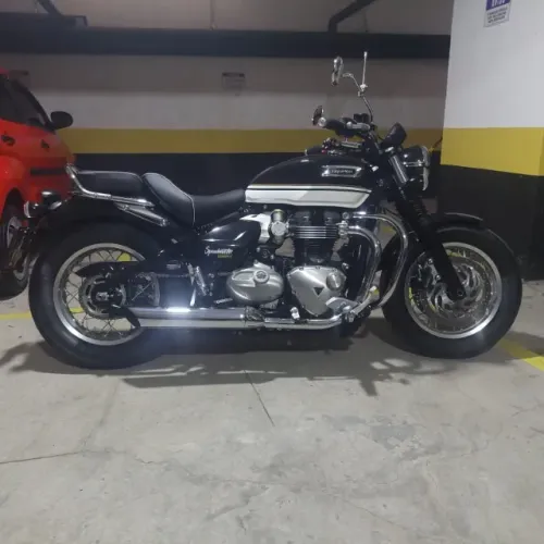 Triumph Bonneville Speedmaster 1200 seminova com vários acessórios originais
