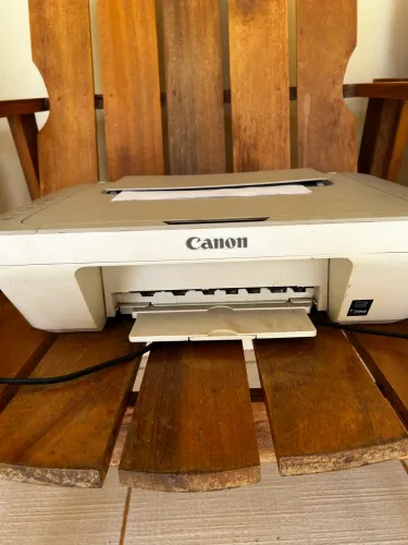 Impressora Canon PIXMA MG2410, uma multifuncional (imprime, copia e digitaliza).
